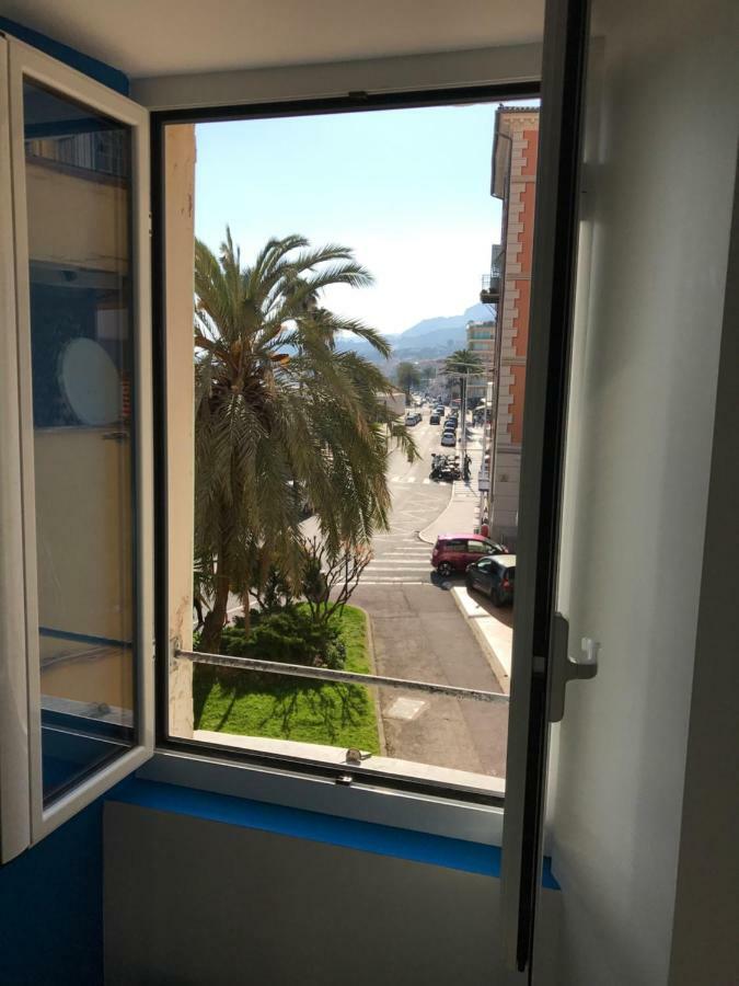 Le Petit Bateau Lägenhet Menton Exteriör bild